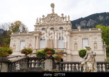 Atemberaubendes Rokoko-Schloss Linderhof, erbaut vom bayerischen König Ludwig II. In den bayerischen Alpen an einem sonnigen Septemberabend (Ettal, Bayern) Stockfoto