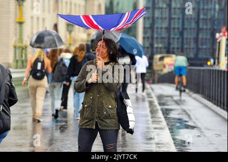 London, Großbritannien. 8. September 2022. Duschen auf der Westminster Bridge im West End. Kredit: JOHNNY ARMSTEAD/Alamy Live Nachrichten Stockfoto