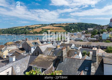 Blick auf die Salcombe-Mündung mit Blick über die Dächer der Stadt South Hams in Salcombe, Devon, Großbritannien Stockfoto