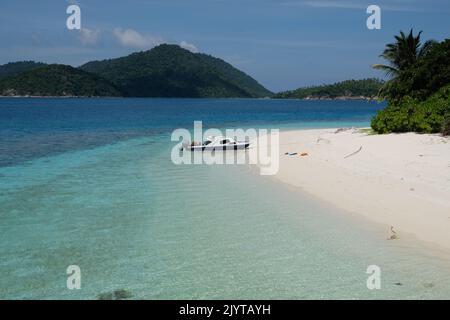 Indonesien Anambas Islands - idyllische Strandlandschaft mit Palmen und Boot Stockfoto