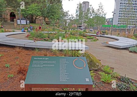 Das Denkmal „Glade of Light“ erinnert an die Opfer des Bombenanschlags auf die Manchester Arena von 2017 – Victoria St, Manchester, England, Großbritannien, M3 1SX Stockfoto