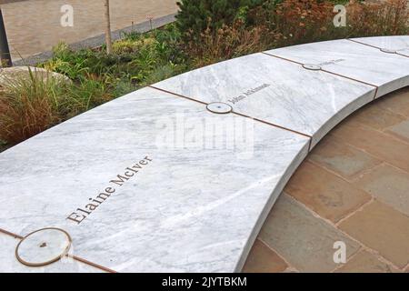 Das Denkmal „Glade of Light“ erinnert an die Opfer des Bombenanschlags auf die Manchester Arena von 2017 – Victoria St, Manchester, England, Großbritannien, M3 1SX Stockfoto