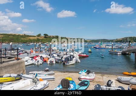 Aufblasbare Schlauchboote auf dem Ponton in Whitestrand in der Stadt Salcombe, Devon, Großbritannien Stockfoto