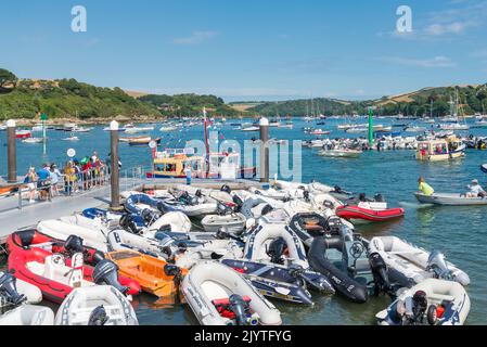 Aufblasbare Schlauchboote auf dem Ponton in Whitestrand in der Stadt Salcombe, Devon, Großbritannien Stockfoto