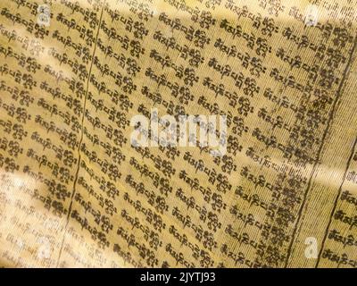 Tibetisch-buddhistische Schriften auf einem Stoffschirm in einem Tempel in einem kleinen Dorf außerhalb der antiken Stadt Songpan in der nördlichen Provinz Sichuan, China. VRC. (126) Stockfoto