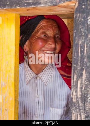 Porträt einer einheimischen Frau / Person mit tibetischem Erbe und in buddhistischer Kleidung, die aber in China lebt, Bewohner eines kleinen Dorfes außerhalb der antiken Stadt Songpan in der nördlichen Provinz Sichuan, VR China. China. (126) Stockfoto