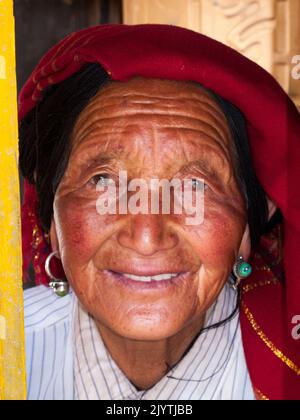 Porträt einer einheimischen Frau / Person mit tibetischem Erbe und in buddhistischer Kleidung, die aber in China lebt, Bewohner eines kleinen Dorfes außerhalb der antiken Stadt Songpan in der nördlichen Provinz Sichuan, VR China. China. (126) Stockfoto