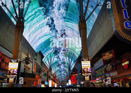 Ein Dach aus LED-Monitoren über der Fremont Street in Las Vegas zeigt Landschaftsaufnahmen. Stockfoto
