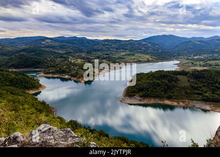 Blick am Aussichtspunkt der große Felsen auf einem See in Rovni in der Nähe des Valjevo in Serbien. Stockfoto