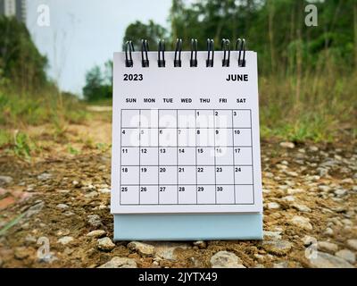 Juni 2023 weißer Tischkalender auf verschwommenem Naturhintergrund. Kalenderkonzept. Stockfoto