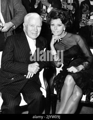 CHARLIE CHAPLIN und SOPHIA LOREN bei einem Presseempfang am 1. 1965. November im Savoy Hotel in London von Reportern/Fotografen umgeben, um den Beginn der Dreharbeiten für Charles CHAPLIN Chaplin Film Productions im Januar 1966 einer GRÄFIN AUS HONGKONG 1967, Regisseur, Schriftsteller und Musik, BEKANNT zu geben Ltd. / Universal Pictures Stockfoto