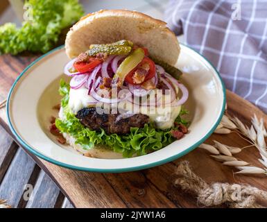 Bacon Cheeseburger, frisch und hausgemacht zubereitet Stockfoto