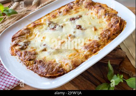 Lasagne Bolognese frisch und hausgemacht zubereitet mit Mozzarella-Käse-Belag Stockfoto