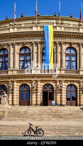 Prag, Tschechien, 29. August 2022: Fahrrad vor dem Eingang der Galerie Rudolfinum, dekoriert mit den Farben der Ukraine, Fahrradtour PR Stockfoto