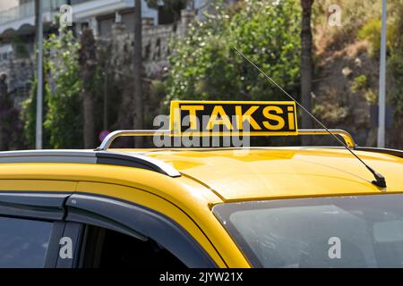 Nahaufnahme des Schildes auf dem Rollfeld eines Taxis in der Türkei Stockfoto