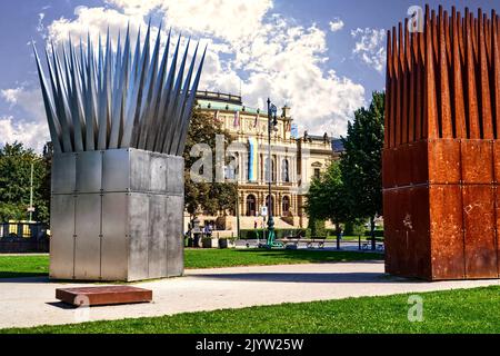 Prag, Tschechien, 29. August 2022: Moderne abstrakte Skulpturen aus rostfreiem Eisen und rostfreiem Stahl vor dem Rudolfinum in der tschechischen Hauptstadt Stockfoto