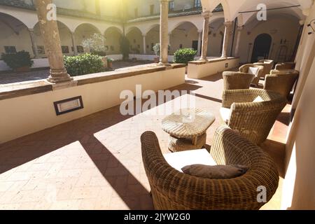 Schöne helle und gemütliche Terrasse. Toskana, Italien Stockfoto