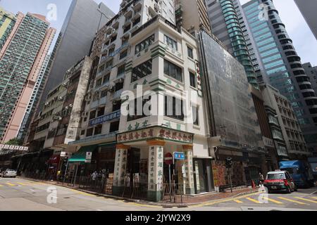 1 QueenHH Road West in Sheung Wan. . Das vierstöckige Gebäude in der Queen's Road West 1 in Sheung Wan, das um 1930 erbaut wurde, wurde 2010 mit der Note 3 bewertet. 02SEP22 SCMP/Jonathan Wong Stockfoto