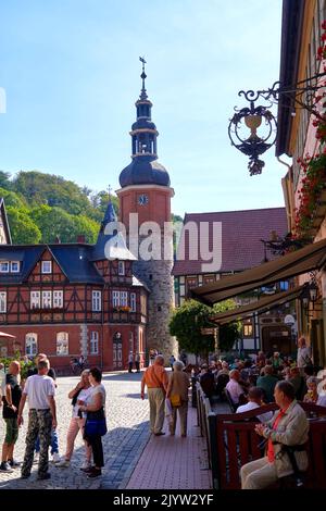 Stolberg, 4. September 2022: Touristen in einem Straßencafé auf dem Marktplatz vor dem Glockenturm der historischen Altstadt Stockfoto