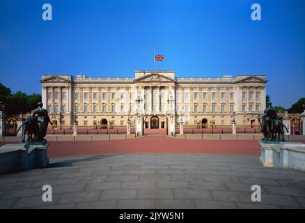 Buckingham Palace mit Gewerkschaftsflagge am halben Mast. Tod der königlichen Standardtrauerin der Königin Elizabeth Stockfoto