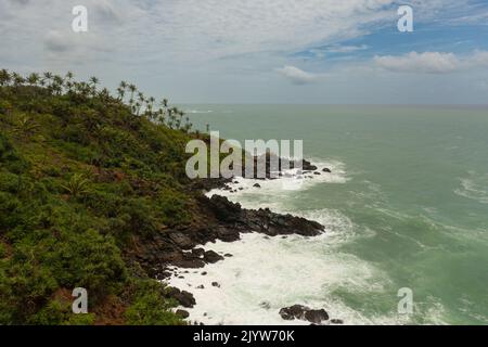 Seascape: Meereswellen Rollen an der felsigen Küste und am Strand. Reisekonzept. Secret Beach Mirissa, Sri Lanka. Stockfoto