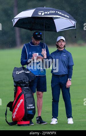 Virginia Water, Großbritannien. 08. September 2022. Tommy Fleetwood (eng) mit seinem Caddie Ian Finnis während der BMW PGA Championship 2022 Tag 1 im Wentworth Club, Virginia Water, Großbritannien, 8.. September 2022 (Foto von Richard Washbrooke/News Images) in Virginia Water, Großbritannien am 9/8/2022. (Foto von Richard Washbrooke/News Images/Sipa USA) Quelle: SIPA USA/Alamy Live News Stockfoto