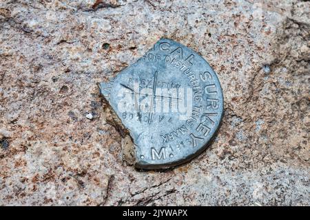 USGS-Höhenmarkierung am Aussichtsturm bleibt im Silver Peak Massiv, Chiricahua Mountains, Coronado National Forest, Arizona, USA Stockfoto