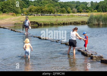 Die Stepping Stones über dem Fluss Ewenny, Ogmore Castle, Ogmore, Vale of Glamorgan (Bro Morgannwg), Wales (Cymru), Vereinigtes Königreich Stockfoto