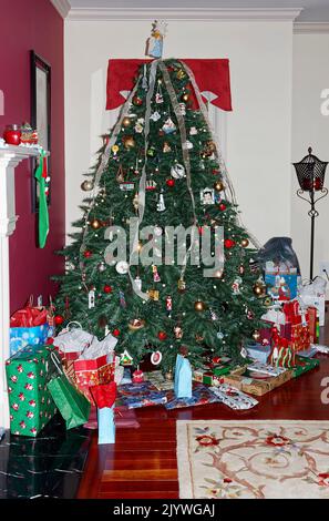 Geschmückter Weihnachtsbaum, Geschenke darunter, Geschenke, bunt, Weihnachtsdekoration, Festlich, Ornamente, USA, PR Stockfoto