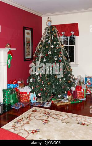Geschmückter Weihnachtsbaum, Geschenke darunter, Geschenke, bunt, Weihnachtsdekoration, Festlich, Ornamente, USA, Stockfoto