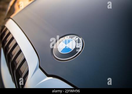 BMW 320d Logo auf dunklem Hintergrund Stockfoto