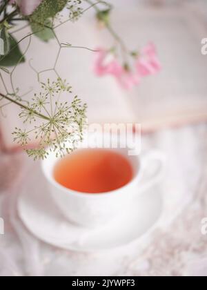 Weiße Teetasse mit Blumen Stockfoto