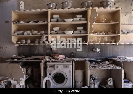 Hafsarjah, Syrien. 08. September 2022. Eine allgemeine Ansicht des beschädigten Eigentums in einem Gebäude, das durch einen russischen Luftangriff auf das Dorf Hafsarjah in der westlichen Landschaft des Gouvernements Idlib anvisiert wurde. Mindestens sieben Menschen wurden bei den Streiks, die auf einen Steinbruch und ein Haus abzielten, getötet und 15 weitere verletzt, teilte eine Überwachungsgruppe mit. Quelle: Anas Alkharboutli/dpa/Alamy Live News Stockfoto