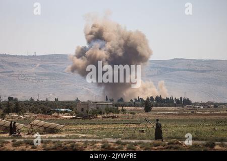 Hafsarjah, Syrien. 08. September 2022. Rauchwolken wölben sich aus einem Gebiet, das von einem russischen Luftangriff in der westlichen Landschaft des Regierungsbezirks Idlib anvisiert wurde. Mindestens sieben Menschen wurden bei den Streiks, die auf einen Steinbruch und ein Haus abzielten, getötet und 15 weitere verletzt, teilte eine Überwachungsgruppe mit. Quelle: Anas Alkharboutli/dpa/Alamy Live News Stockfoto