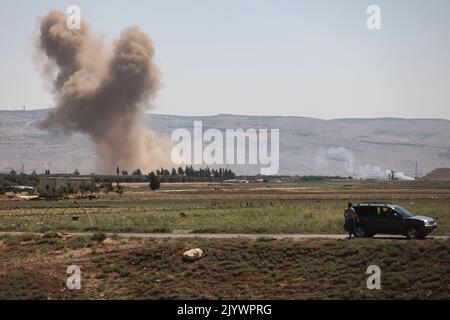 Hafsarjah, Syrien. 08. September 2022. Rauchwolken wölben sich aus einem Gebiet, das von einem russischen Luftangriff in der westlichen Landschaft des Regierungsbezirks Idlib anvisiert wurde. Mindestens sieben Menschen wurden bei den Streiks, die auf einen Steinbruch und ein Haus abzielten, getötet und 15 weitere verletzt, teilte eine Überwachungsgruppe mit. Quelle: Anas Alkharboutli/dpa/Alamy Live News Stockfoto