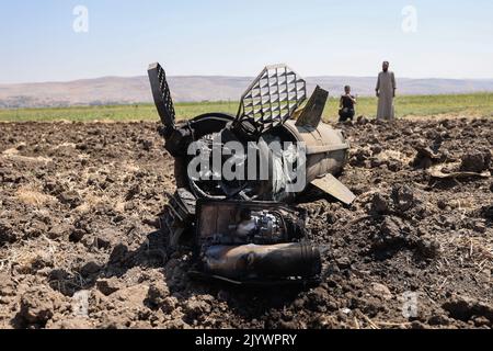 Hafsarjah, Syrien. 08. September 2022. Nach einem russischen Luftangriff in der westlichen Landschaft des Regierungsbezirks Idlib inspizieren Menschen Überreste einer Clusterrakete. Mindestens sieben Menschen wurden bei den Streiks, die auf einen Steinbruch und ein Haus abzielten, getötet und 15 weitere verletzt, teilte eine Überwachungsgruppe mit. Quelle: Anas Alkharboutli/dpa/Alamy Live News Stockfoto