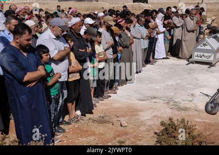 Hafsarjah, Syrien. 08. September 2022. Die Syrer beten während der Beerdigung eines Mannes, der infolge eines russischen Luftangriffs auf das Dorf Hafsarjah in der westlichen Landschaft des Gouvernements Idlib getötet wurde. Mindestens sieben Menschen wurden bei den Streiks, die auf einen Steinbruch und ein Haus abzielten, getötet und 15 weitere verletzt, teilte eine Überwachungsgruppe mit. Quelle: Anas Alkharboutli/dpa/Alamy Live News Stockfoto