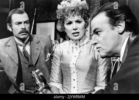 l-r: Denis Lill (John Watson, MD), Susan Hampshire (Irene St Claire), Keith Michell (Sherlock Holmes) in THE CRUCIFER OF BLOOD von Paul Giovanni im Theatre Royal Haymarket, London SW1 15/03/1979 bearbeitet von Paul Giovanni nach dem Roman ‘The Sign of the Four’ von Arthur Conan Doyle Design: John Wulp Kostüme: Judith Bland Beleuchtung: David Hersey & Mark Pritchard Regie: Paul Giovanni Stockfoto