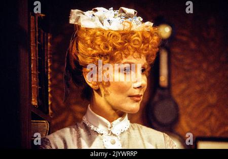 Susan Hampshire (Irene St Claire) in THE CRUCIFER OF BLOOD von Paul Giovanni im Theatre Royal Haymarket, London SW1 15/03/1979 bearbeitet von Paul Giovanni aus dem Roman ‘The Sign of the Four’ von Arthur Conan Doyle Design: John Wulp Kostüme: Judith Bland Beleuchtung: David Hersey & Mark Pritchard Regie: Paul Giovanni Stockfoto