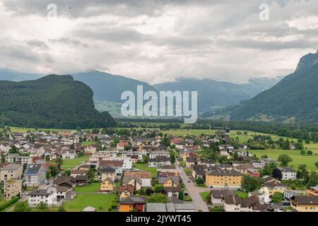 Balzers, Liechtenstein, 5. Juni 2022 Blick über das Alpengebiet und die Kleinstadt an einem bewölkten Tag Stockfoto