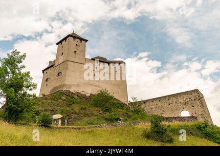 Balzers, Liechtenstein, 5. Juni 2022 Historisches altes Gutenberg-Schloss an einem bewölkten Tag Stockfoto