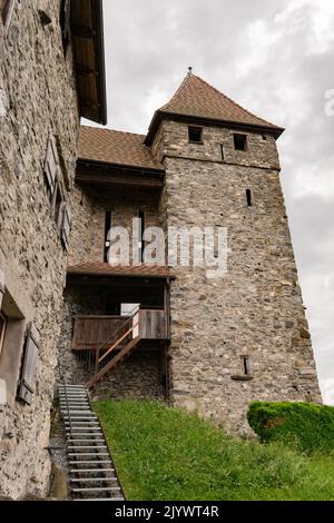 Balzers, Liechtenstein, 5. Juni 2022 Historisches altes Gutenberg-Schloss an einem bewölkten Tag Stockfoto