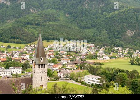 Balzers, Liechtenstein, 5. Juni 2022 Blick über das Alpengebiet und die Kleinstadt an einem bewölkten Tag Stockfoto