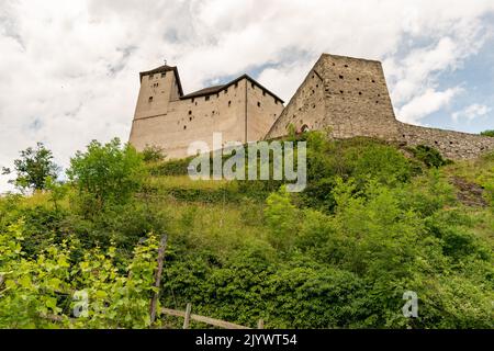 Balzers, Liechtenstein, 5. Juni 2022 Historisches altes Gutenberg-Schloss an einem bewölkten Tag Stockfoto