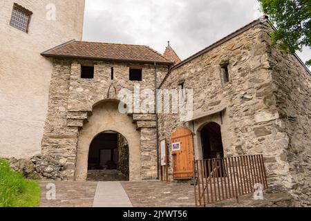 Balzers, Liechtenstein, 5. Juni 2022 Historisches altes Gutenberg-Schloss an einem bewölkten Tag Stockfoto