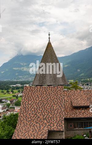 Balzers, Liechtenstein, 5. Juni 2022 Historisches altes Gutenberg-Schloss an einem bewölkten Tag Stockfoto