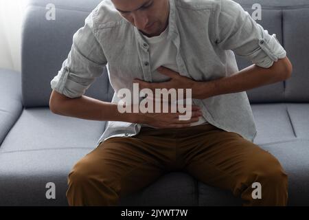 Mann mit Magenschmerzen. Probleme und Konzepte der Gesundheitsversorgung Stockfoto