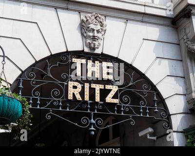 schild für das Ritz Hotel, London, England, Großbritannien Stockfoto