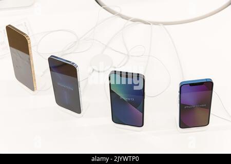 Bratislava, Slowakei. 08. September 2022. Apples iPhone 13-Lineup wird in einem Elektronikgeschäft in Bratislava ausgestellt. Apple hat bei der Präsentation des neuen iPhone 14 angekündigt, dass das neue iPhone-Modell nicht teurer sein wird als das Vorgängermodell und iPhone 11 und 12-Modelle nicht mehr verkauft werden (Foto: Stanislav Kogiku/SOPA Images/Sipa USA) Kredit: SIPA USA/Alamy Live News Stockfoto