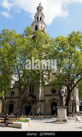 Statue des Air Chief Marshal Lord Hugh Caswall Tremenhere Dowding vor der St. Clement Danes Church, London, England, Großbritannien Stockfoto